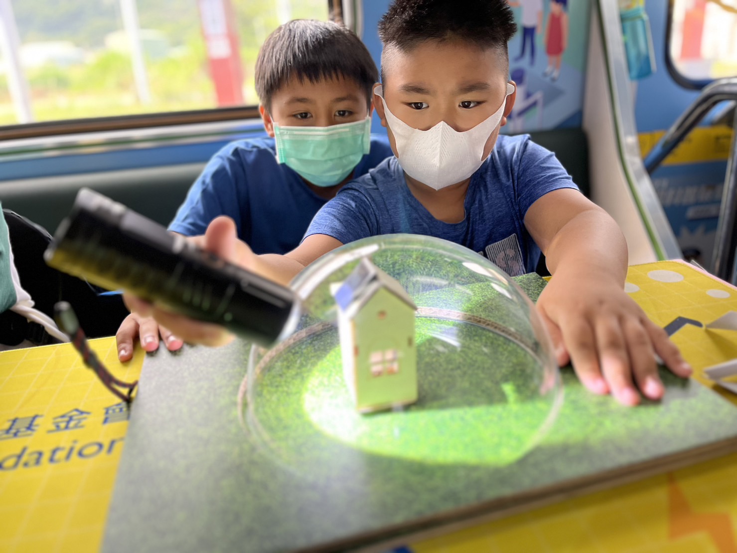 888电子參與基礎科學主題車廂，以STEAM教學精神，設計「逐日科學家」、「太陽能工程師」以及「淨零建築師」三大能源科普課程和實驗