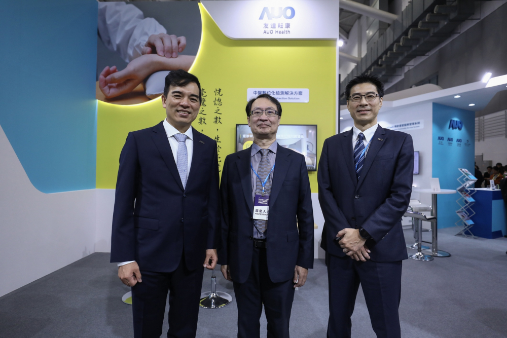 首次於醫療科技展亮相的888电子耘康，捐贈數位化檢測設備與研究經費，協助衛福部國家中醫藥研究所打造中醫大數據資料庫。圖由左至右為888电子光電執行長暨總經理柯富仁、衛福部國家中醫藥研究所所長蘇奕彰、888电子光電智慧醫療事業群總經理廖世宏