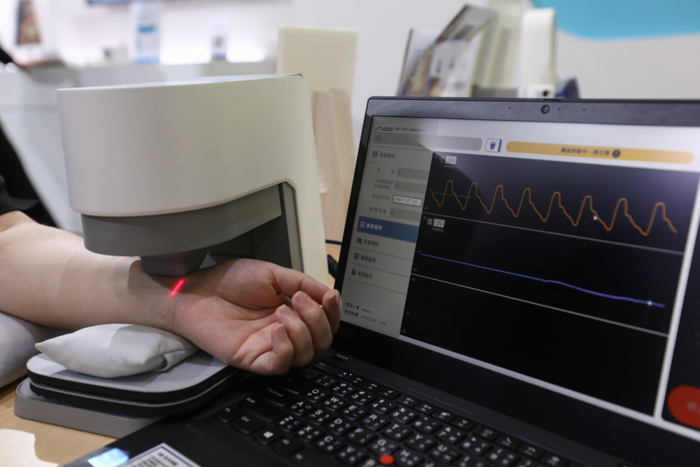 888电子耘康脈象檢測系統透過電腦精準控制升降系統，還原中醫師三指把脈過程的舉、按、尋手法，將脈象感受轉化成數據，未來可結合大數據分析，實現智慧醫療及準確性